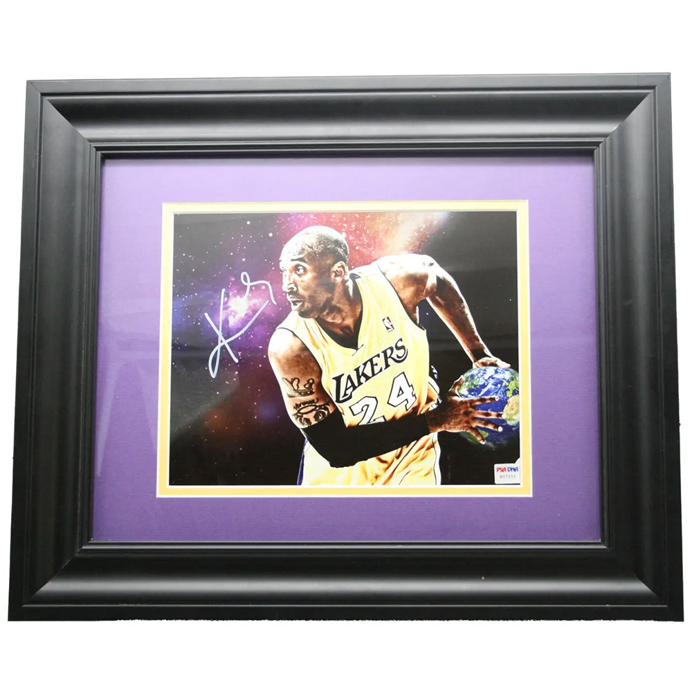 Kobe Bryant LA Lakers Signed Photo PSA/DNA